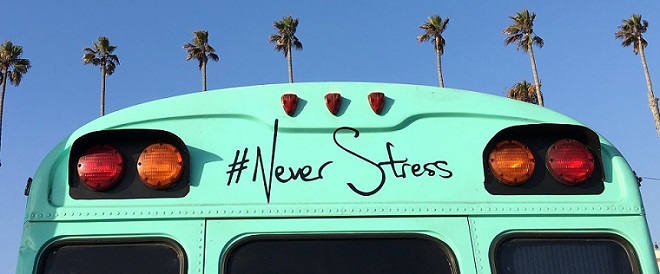 Van mit der Aufschrift ‚Never Stress‘ als Symbol für einen stressfreien Lebensstil durch Körpertherapie nach der Grinberg Methode
